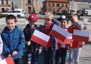 Chłopcy z flagami Polski
